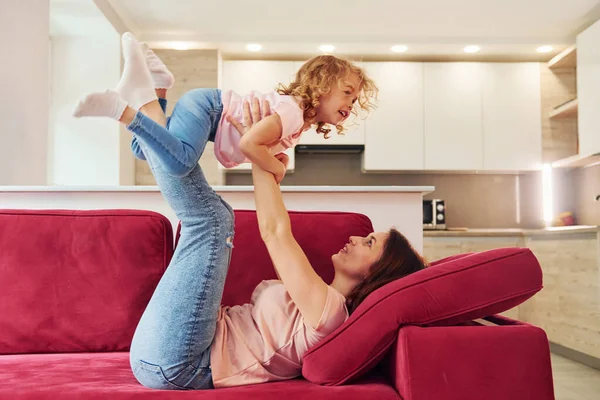 Having Fun Red Sofa Young Mother Her Little Daughter Casual — Φωτογραφία Αρχείου