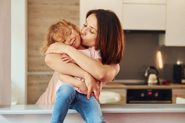 Kitchen Young Mother Her Little Daughter Casual Clothes Together Indoors — Foto Stock
