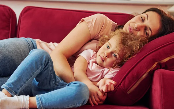 Lying Red Sofa Young Mother Her Little Daughter Casual Clothes — 图库照片