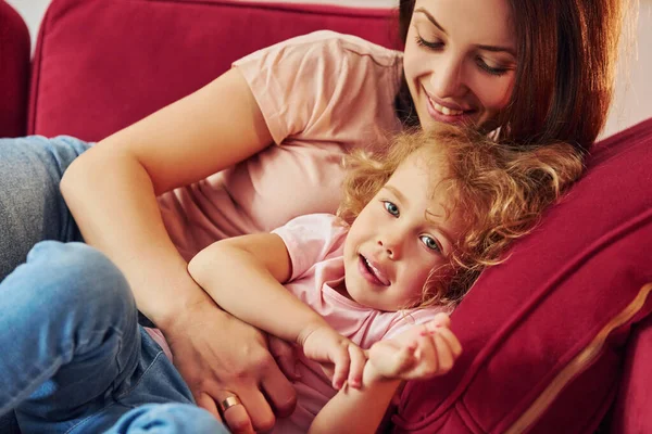 Lying Red Sofa Young Mother Her Little Daughter Casual Clothes — Stock Photo, Image