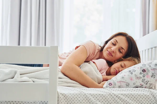 Sleep Time Young Mother Her Little Daughter Casual Clothes Together — Foto Stock