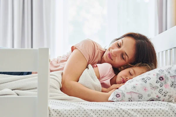 Sleep Time Young Mother Her Little Daughter Casual Clothes Together — Foto Stock