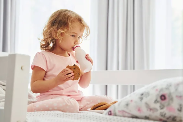 Sitting Bed Eating Cookies Drinking Milk Cute Little Girl Casual — Stock Photo, Image