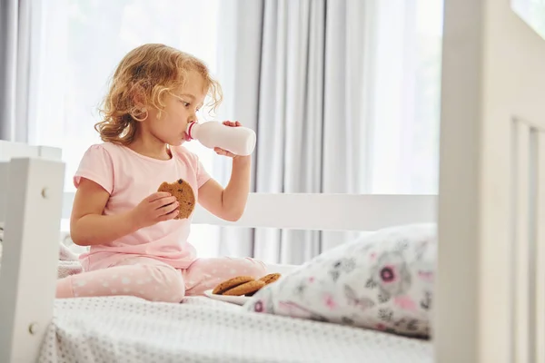 Sitting Bed Eating Cookies Drinking Milk Cute Little Girl Casual — Stock Photo, Image