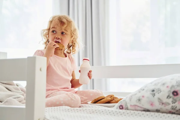 Sitting Bed Eating Cookies Drinking Milk Cute Little Girl Casual — Stock Photo, Image