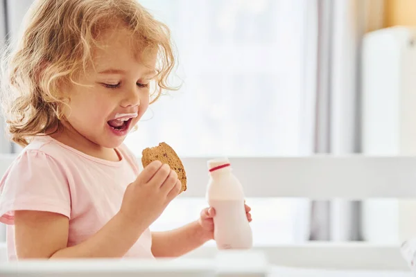 Sitting Bed Eating Cookies Drinking Milk Cute Little Girl Casual — Stock Photo, Image