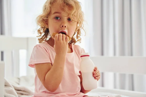 Sitting Bed Eating Cookies Drinking Milk Cute Little Girl Casual — Stock Photo, Image