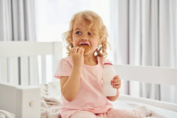 Sitting Bed Eating Cookies Drinking Milk Cute Little Girl Casual — Stock Photo, Image
