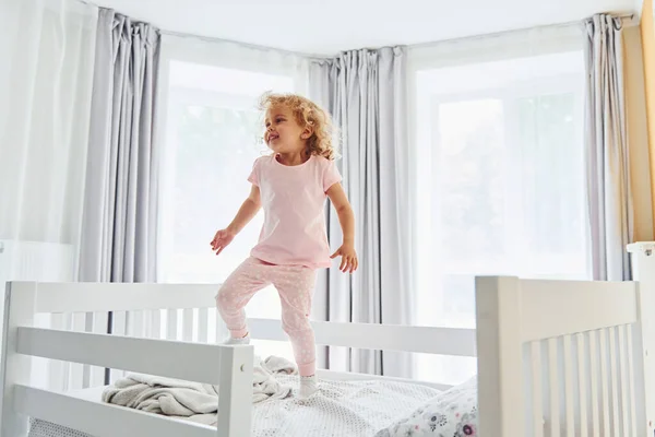 Saltar Para Cama Menina Bonito Roupas Casuais Está Dentro Casa — Fotografia de Stock