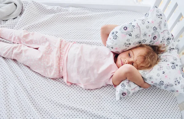Liegen Auf Dem Bett Nettes Kleines Mädchen Lässiger Kleidung Ist — Stockfoto