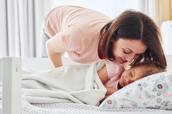 Sleep Time Young Mother Her Little Daughter Casual Clothes Together — 图库照片