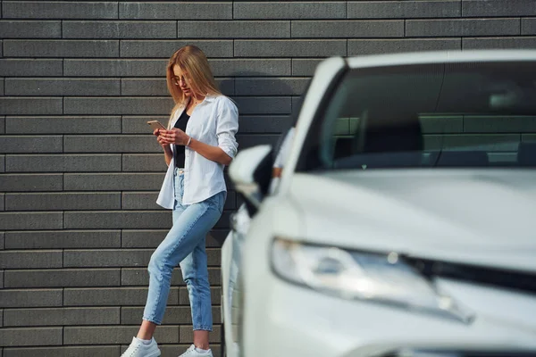 Beautiful Blonde Casual Clothes Phone White Car Outdoors Sunny Daytime — Foto de Stock