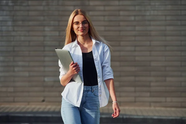 Mit Laptop Schöne Blondine Lässiger Kleidung Ist Sonnigen Tag Draußen — Stockfoto