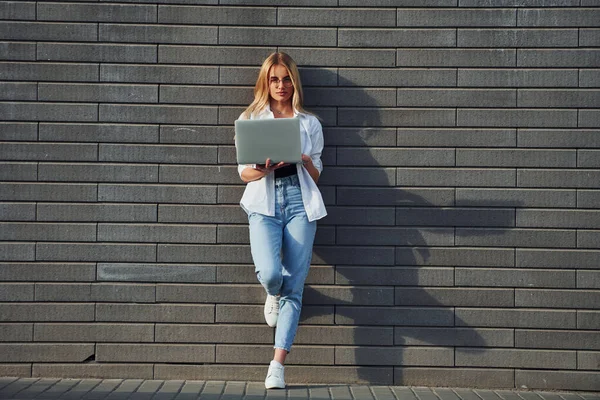 Usando Laptop Hermosa Rubia Ropa Casual Está Aire Libre Día —  Fotos de Stock