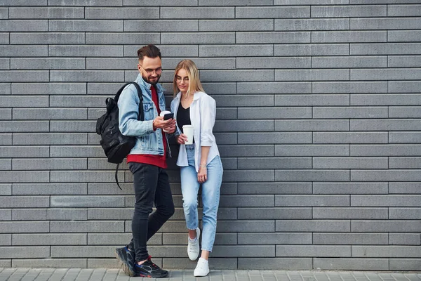 Junger Stilvoller Mann Mit Frau Lässiger Kleidung Zusammen Draußen Konzeption — Stockfoto