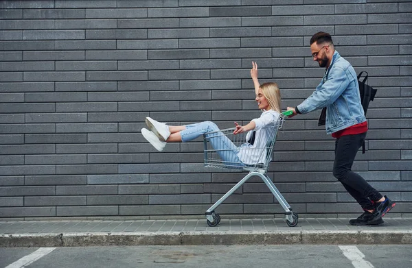 Having Fun Riding Shopping Cart Young Stylish Man Woman Casual — Foto Stock