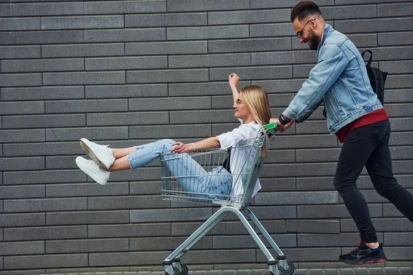 Having Fun Riding Shopping Cart Young Stylish Man Woman Casual — Foto Stock