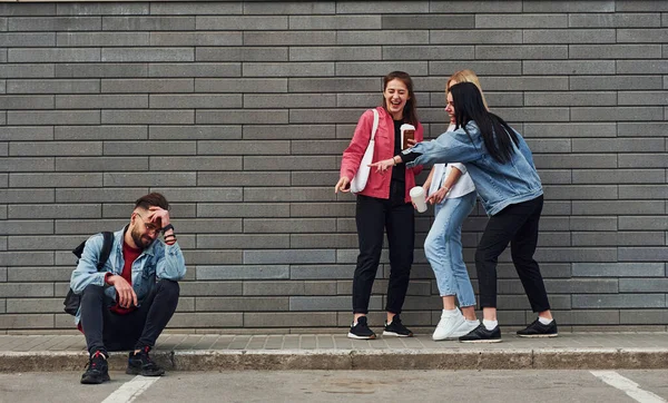Drie Vrouwen Die Staan Lachen Een Man Die Overdag Buurt — Stockfoto