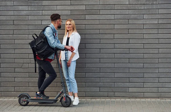 Met Elektrische Schooter Jonge Stijlvolle Man Met Vrouw Casual Kleding — Stockfoto