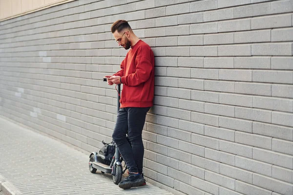 Met Zwarte Tas Knappe Jongeman Casual Kleding Staan Met Elektrische — Stockfoto