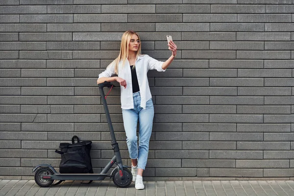 Schöne Blondine Lässiger Kleidung Mit Elektroschooter Freien Sonnigen Tag Mit — Stockfoto