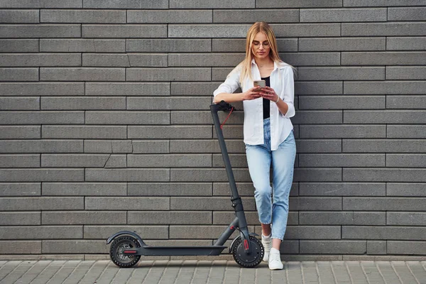 Beautiful Blonde Casual Clothes Standing Electric Schooter Outdoors Sunny Daytime — Stock Photo, Image