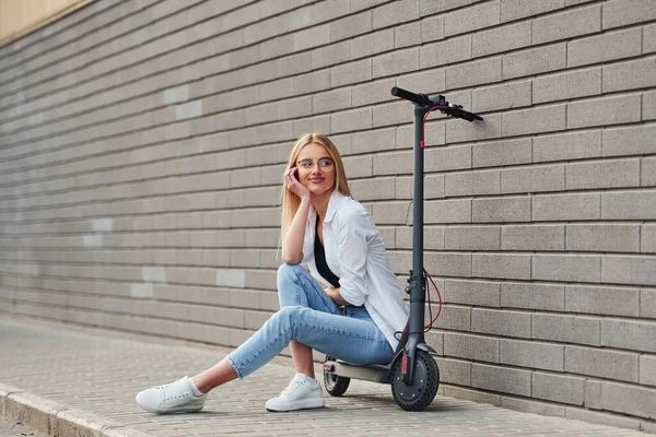 Beautiful Blonde Casual Clothes Sitting Electric Schooter Outdoors Sunny Daytime — Fotografia de Stock