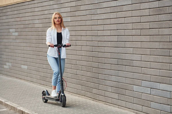 Beautiful Blonde Casual Clothes Riding Electric Schooter Outdoors Sunny Daytime — Stock Photo, Image