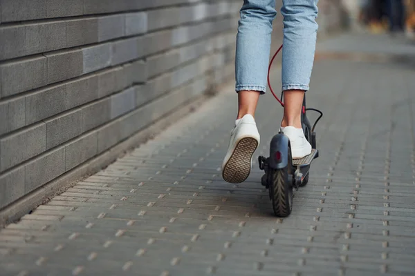 Close Vista Menina Roupas Casuais Que Andar Escuna Elétrica Livre — Fotografia de Stock