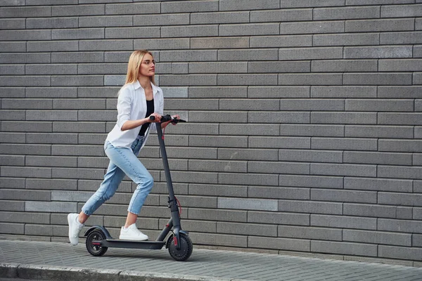 Side View Beautiful Blonde Casual Clothes Riding Electric Schooter Outdoors — Fotografia de Stock