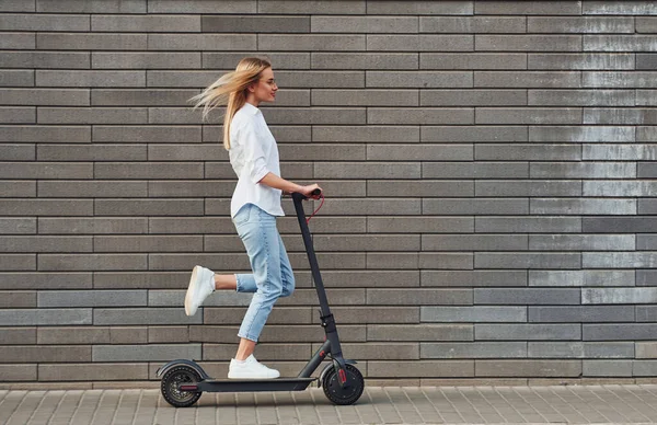 Seitenansicht Der Schönen Blondine Lässiger Kleidung Die Sonnigen Tag Freien — Stockfoto