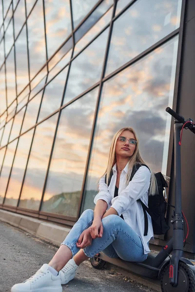 Modern Business Building Beautiful Blonde Casual Clothes Riding Electric Schooter — Stockfoto