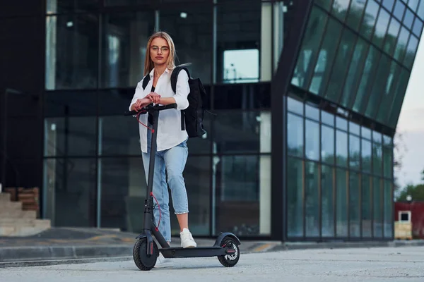Business Building Beautiful Blonde Casual Clothes Riding Electric Schooter Outdoors — Zdjęcie stockowe