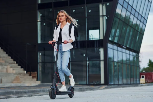 Business Building Beautiful Blonde Casual Clothes Riding Electric Schooter Outdoors — Stockfoto