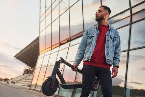 Handsome Young Guy Casual Clothes Standing Electric Schooter Outdoors Sunny — Fotografia de Stock