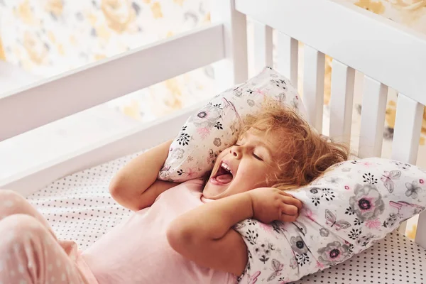 Liegen Auf Dem Bett Nettes Kleines Mädchen Lässiger Kleidung Ist — Stockfoto