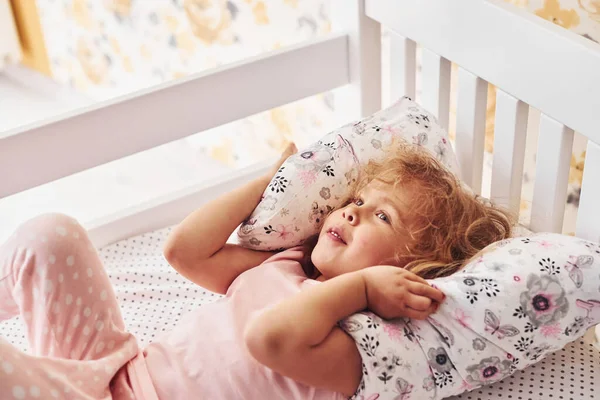 Leżąc Łóżku Cute Little Girl Casual Ubrania Jest Domu Dzień — Zdjęcie stockowe