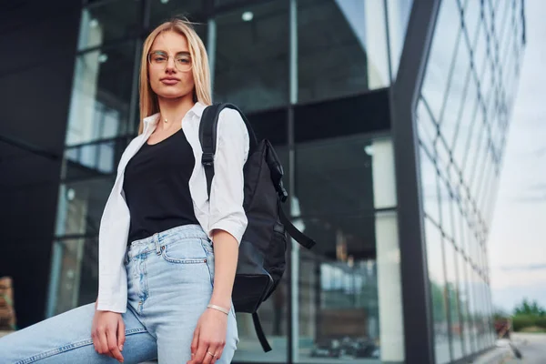 Beautiful Blonde Casual Clothes Outdoors Sunny Daytime Business Building — стоковое фото