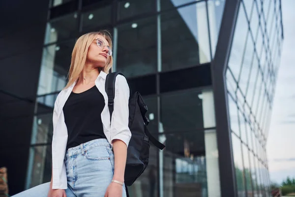 Schöne Blondine Lässiger Kleidung Steht Sonnigen Tag Draußen Vor Einem — Stockfoto