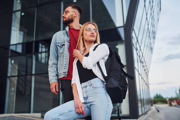 Young Stylish Man Woman Casual Clothes Outdoors Together Business Building — Stockfoto