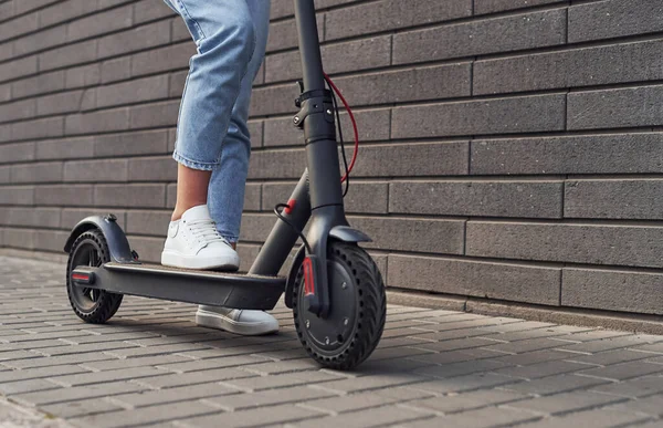 Nahaufnahme Von Mädchen Lässiger Kleidung Dass Reiten Elektroroller Freien Bei — Stockfoto