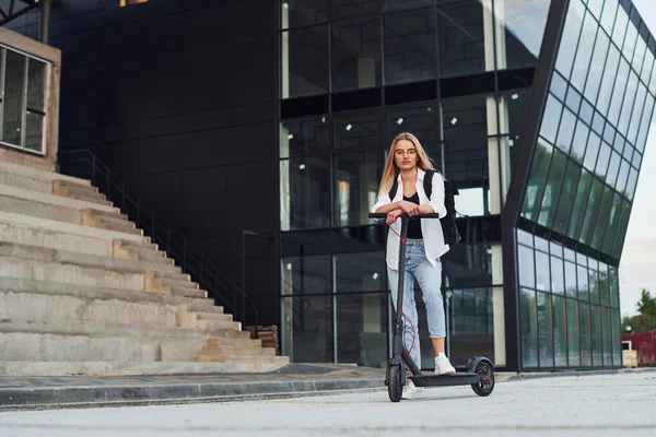 Business Building Beautiful Blonde Casual Clothes Riding Electric Schooter Outdoors — Stockfoto