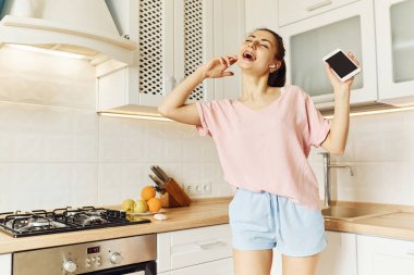 Telefonu bekletiyorum. Genç bayan dinleniyor ve hafta sonunu evde yalnız geçiriyor..