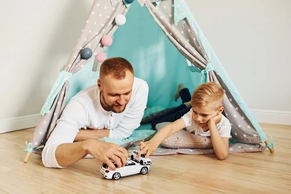 おもちゃの車で テントの近くで一緒に屋内で過ごした父と彼の若い時間 — ストック写真