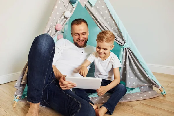 Padre Suo Giovane Giovane Seduto Trascorrere Del Tempo Insieme Casa — Foto Stock