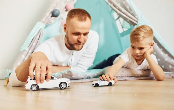 Con Coches Juguete Padre Sus Jóvenes Jóvenes Pasan Tiempo Juntos —  Fotos de Stock