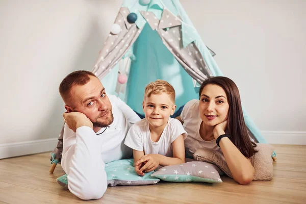 Padre Madre Loro Figlioletto Sdraiati Sul Pavimento Vicino Alla Tenda — Foto Stock