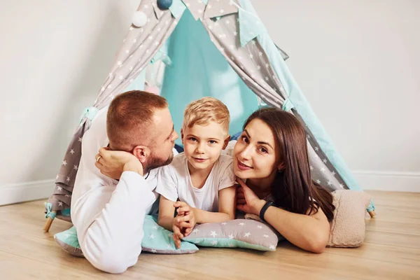 Padre Madre Loro Figlioletto Sdraiati Sul Pavimento Vicino Alla Tenda — Foto Stock