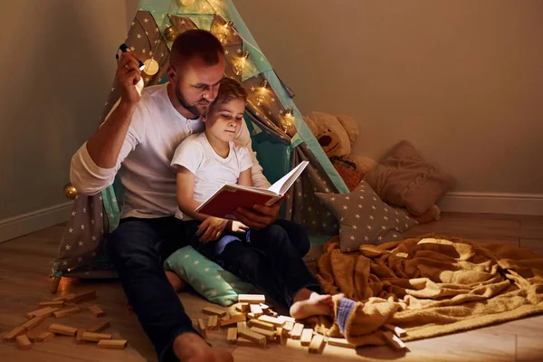 Libro Lettura Utilizzando Torcia Elettrica Padre Suoi Giovani Trascorrono Del — Foto Stock