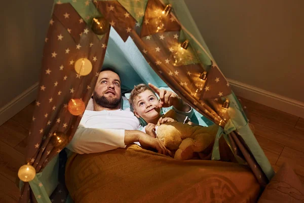 Vader Zijn Jongen Liggen Samen Tent — Stockfoto